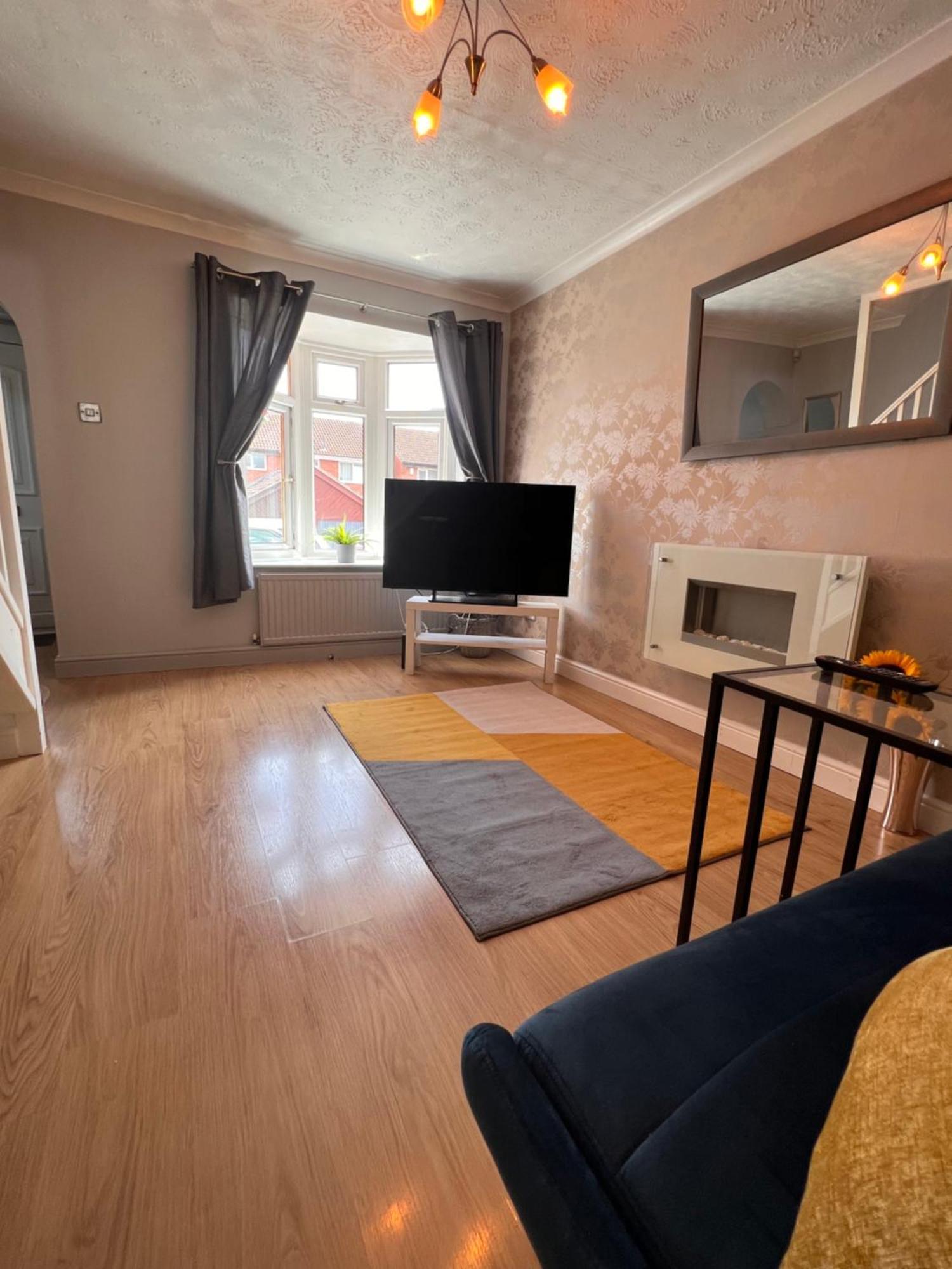 Contractors Or Family House - M1 Nottingham - Ikea Retail Park - Catkin Drive - 2 Bed Home With Driveway, Private Garden, Sleeps 4 - Tv'S In All Rooms Giltbrook Exterior photo