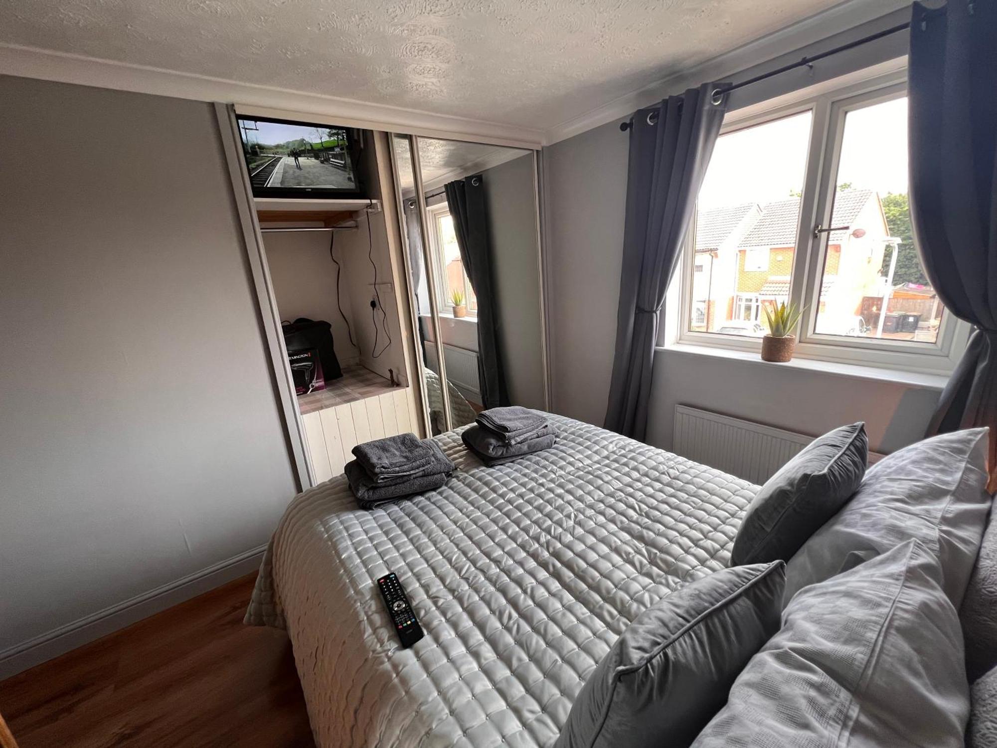 Contractors Or Family House - M1 Nottingham - Ikea Retail Park - Catkin Drive - 2 Bed Home With Driveway, Private Garden, Sleeps 4 - Tv'S In All Rooms Giltbrook Exterior photo