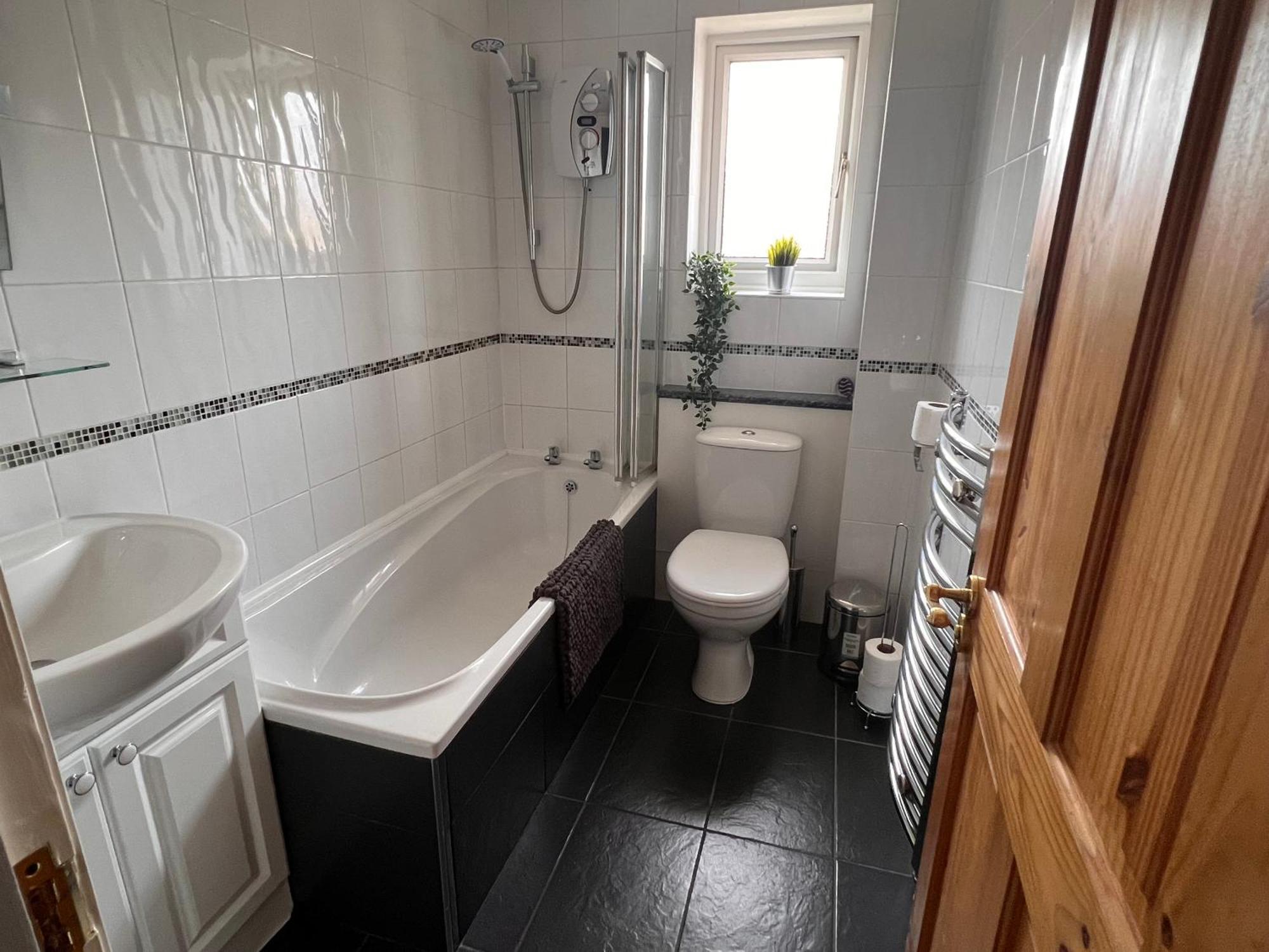 Contractors Or Family House - M1 Nottingham - Ikea Retail Park - Catkin Drive - 2 Bed Home With Driveway, Private Garden, Sleeps 4 - Tv'S In All Rooms Giltbrook Exterior photo