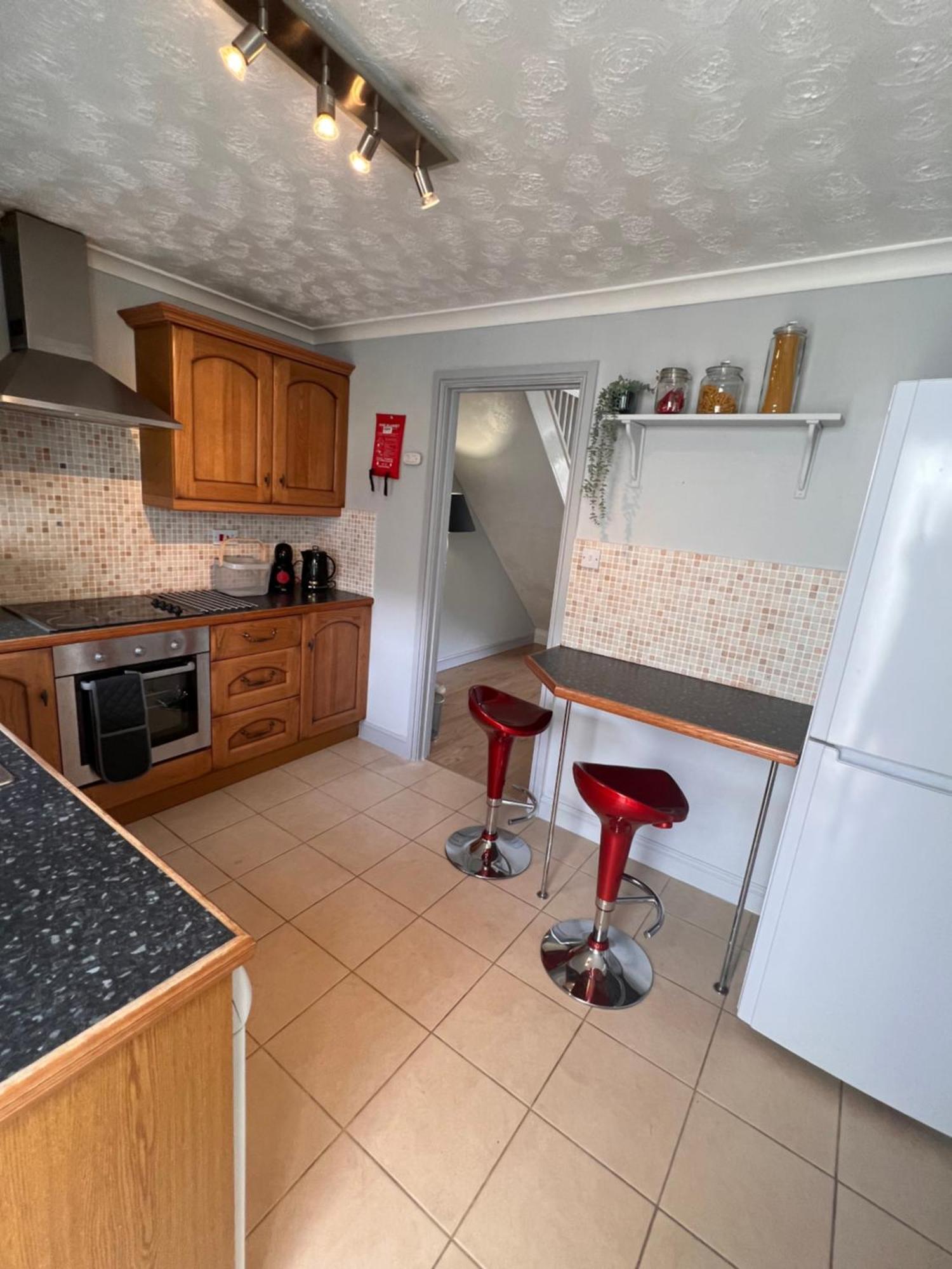 Contractors Or Family House - M1 Nottingham - Ikea Retail Park - Catkin Drive - 2 Bed Home With Driveway, Private Garden, Sleeps 4 - Tv'S In All Rooms Giltbrook Exterior photo